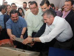 El rector de la UdeG, el secretario de Educación, Tonatiuh Bravo y Jorge Arana colocan la primera piedra del CUTonalá.  /