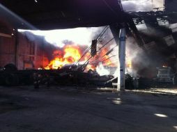 Bomberos de varios municipios y del DF se encuentran en la zona. TOMADA DE @poloespejel  /