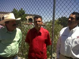 Salvador Arellano (i) vino para hablar sobre el canal de Atemajac, y al pasar por el mercado lo abordaron dueños de negocios.  /