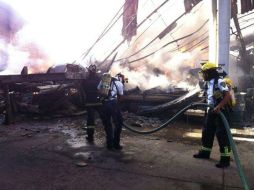 Luego de casi dos horas, bomberos del DF y del Estado de México lograron sofocar el fuego. TOMADA DE @Chalalu  /