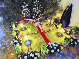 Costumbre. En las casas donde se tiende el Cristo, la habitación principal se convierte por un día en una pequeña capilla. ESPECIAL /