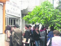 La sombra del árbol que en la entrada del número 128 de la calle de Héroes, es el punto de reunión entre los abogados y sus clientes.  /