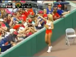 Muchos aficionados acusan que las llamadas ballgirls más que ser un atractivo se han vuelto un obstáculo.  /