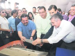 Marco Antonio Cortés Guardado, Francisco Ayón, Tonatiuh Bravo Padilla y Jorge Arana, colocaron juntos la primera piedra del CUTonalá. EL INFORMADOR /