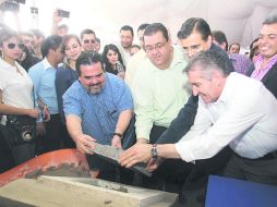 Marco Antonio Cortés Guardado, Francisco Ayón, Tonatiuh Bravo Padilla y Jorge Arana, colocaron juntos la primera piedra del CUTonalá. EL INFORMADOR /