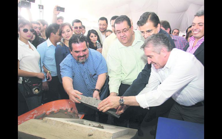 Marco Antonio Cortés Guardado, Francisco Ayón, Tonatiuh Bravo Padilla y Jorge Arana, colocaron juntos la primera piedra del CUTonalá. EL INFORMADOR /