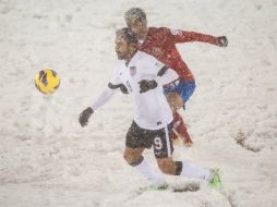 La nieve cubrió completamente el campo e impidió a los ticos el buen manejo de pelota, mencionan. AFP /