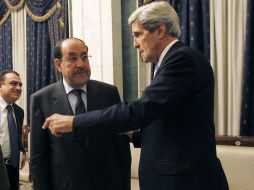 John Kerry (d) se reúne con el primer ministro Nuri al Maliki para expresar su preocupación por falta de revisión a  aviones iraníes. AFP /
