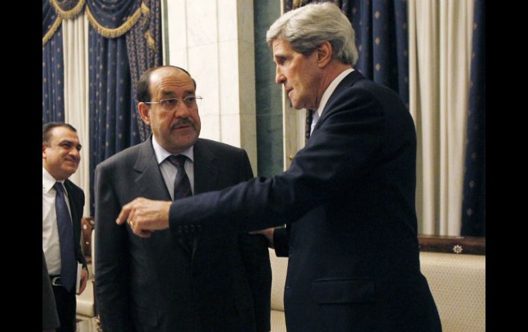 John Kerry (d) se reúne con el primer ministro Nuri al Maliki para expresar su preocupación por falta de revisión a  aviones iraníes. AFP /