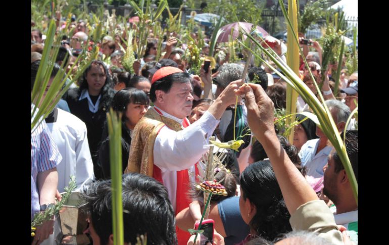 El cardenal Norberto Rivera lleva a cabo la misa de Domingo de Ramos para comenzar las celebraciones de Semana Santa. NTX /