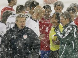 Jurgen Klinsmann (izq) sabe que México es peligroso en el Azteca. EFE /
