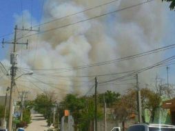 El incendio en SLP ya ha llegado a algunos complejos habitacionales. TOMADA DE @sarahiJLO  /