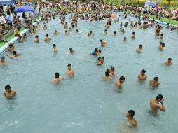 Tan sólo en 2012 más de 250 mil personas acudieron a las playas artificiales en la Semana mayor. ARCHIVO /