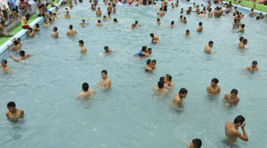 Tan sólo en 2012 más de 250 mil personas acudieron a las playas artificiales en la Semana mayor. ARCHIVO /