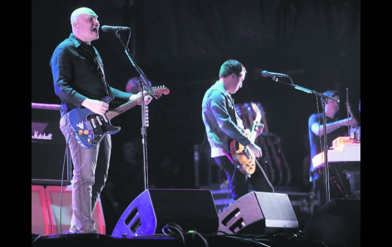 Interesado. El líder de The Smashing Pumpkins, Billy Corgan, recorrió las zonas arqueológicas de Veracruz. AP /