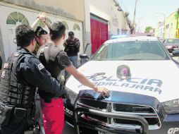 Policías tapatíos revisan las pertenencias de franeleros. La medida forma parte de la estrategia para evitar el 'desorden en la ciudad' EL INFORMADOR /