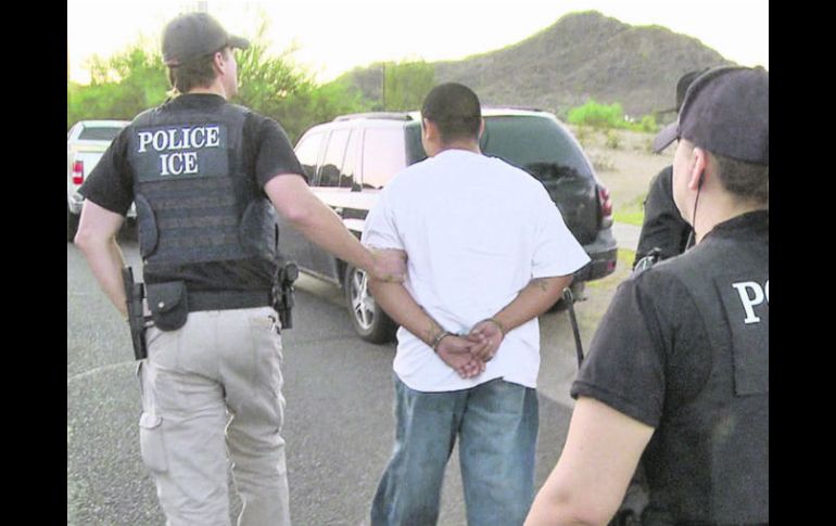 La Oficina de Inmigración y Aduanas recluye a un promedio de 300 ilegales al día. ESPECIAL /