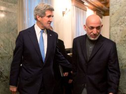 El secretario de Estado estadounidense, John Kerry camina con presidente afgano, Hamid Karzai (d). AP /