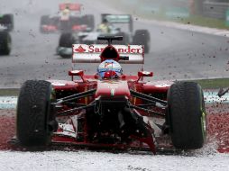 Alonso sorpresivamente no culmina la carrera en Malasia, la número 200 de su carrera. AP /