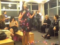 El videoclip dura 30 segundo y las actrices se divierten entre luces y pelucas. ESPECIAL /