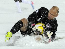 El terreno de juego estuvo cubierto de nieve los 90 minutos y desde antes del partido. ARCHIVO /