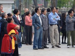 Habitantes de Ciudad de México permanecen en la calle tras evacuar los edificios por el sismo. EFE /