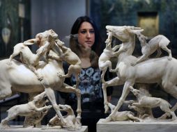 Una trabajadora del Museo Británico observa dos figuras talladas en mármol correspondientes al siglo I d.C. EFE /