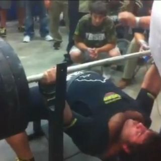 Adolescente asombra al levantar 317 kilos