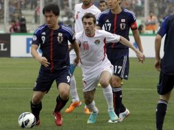 Okazaki Shinji (i) disputa el balón duarnte la derrota de su escuadra. AFP /