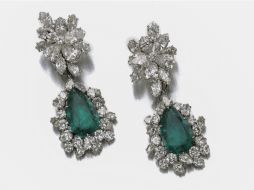 Una de las joyas más impresionantes de la colección son unos pendientes de perlas y diamantes diseñados en 1964. AFP /