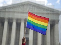 Manifestantes a favor del matrimonio entre personas del mismo sexo se mantienen afuera de la Suprema Corte de EU. AFP /