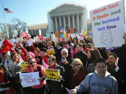 Personas a favor y en contra del matrimonio homosexual se dieron cita a las afueras de la Corte. AFP /