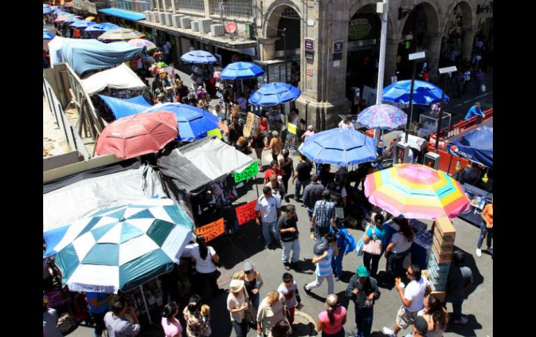 Durante esta temporada los comerciantes saturan  zonas como la Plaza Universidad y todo su corredor hasta Plaza Guadalajara. ARCHIVO /