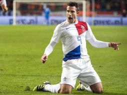 Robin van Persie se despachó con dos goles en la victoria de Holanda. EFE /