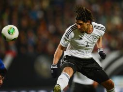 Khedira remata de cabeza el balón durante el partido. AFP /