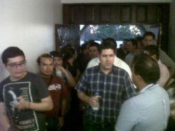 Vecinos acuden a la Presidencia municipal para apoyar a uno de los líderes de la protesta que fue detenido hoy.  /