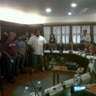 Vecinos afectados por caseta dialogan con Arana