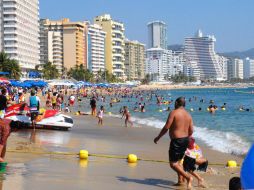 Los paseantes comienzan a llenar las playas del puerto. ARCHIVO /