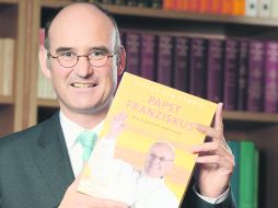 Presentación. El editor alemán Manuel Herder posa con la biografía del Papa Francisco “El Jesuita”, en  Freiburg (Alemania). EFE EFE /