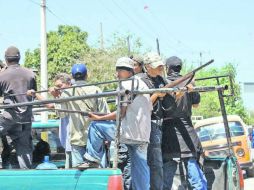 Integrantes de la autodefensa irrumpieron en la cabecera municipal de Juan R. Escudero para retener al director de Seguridad Pública. NTX /