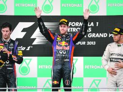 Vettel (der.) desobedeció las órdenes de su equipo y atacó a su compañero Mark Webber para quitarle el triunfo en Malasia. AFP /