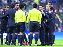 Al finalizar el partido, José Manuel de la Torre encaró al árbitro para reclamarle que por los menos en tres jugadas no marcó penal. AFP /