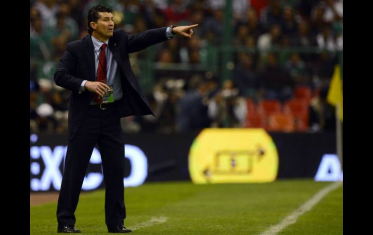 José Manuel de la Torre afirma que si no creyera que les alcance para clasificar al mundial ya se hubiera ido. AFP /