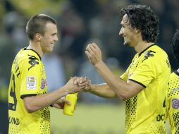Hummels (d) sería el encargado de suplir a Carles Puyol en la zaga blaugrana. ARCHIVO /