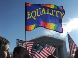 Simpatizantes del matrimonio homosexual apoyan la causa afuera de la Suprema Corte de los Estados Unidos. AFP /