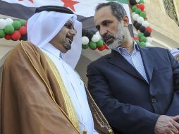 El presidente de la CNFROS, Ahmad Mouaz Al-Khati (d) escucha al ministro de Asuntos Exteriores de Catar, Khalid bin Mohammed Al-Attiyah EFE /