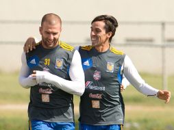 Villa y Lobos bromean en el entrenamiento de Tigres. MEXSPORT /