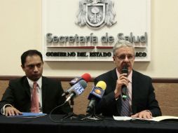 El secretario de Salud Jalisco, Jaime Agustín González (d), informa que la toxina presente en moluscos puede llevar a la muerte.  /