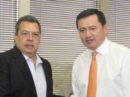 El titular de la Segob publica una fotografía del encuentro en Twitter. TOMADA DE @osoriochong  /