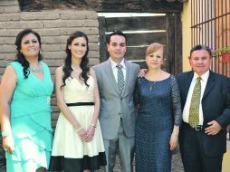 Los novios, Aranzazú Rosas y Javier Mora, acompañados por sus padres Imelda Solís, María Elena Gómez de Mora y Javier Toribio Mora.  /
